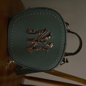 Hi!😊Today I’m selling my olive green crossbody purse, it has never been worn